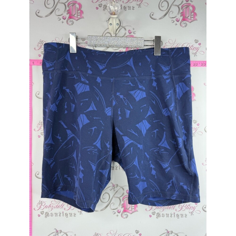 hyba High-Rise Navy Abstract Print Bike Shorts with a flattering,flowly pattern